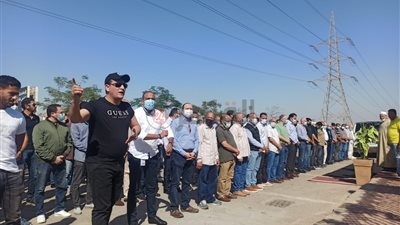 بدء صلاة الجنازة على جثمان الفنان أحمد خليل بمسجد الشرطة | صور