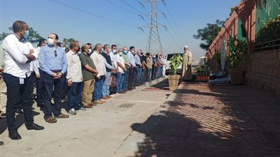 انتهاء صلاة الجنازة على أحمد خليل استعدادًا لدفنه بالبساتين