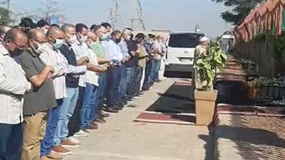 وسط غياب نجوم الفن.. المئات يشاركون في صلاة الجنازة على الفنان أحمد خليل