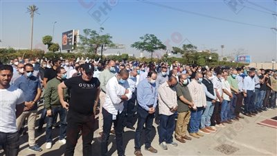 المئات يشاركون في تشييع جثمان أحمد خليل من مسجد الشرطة بالشيخ زايد