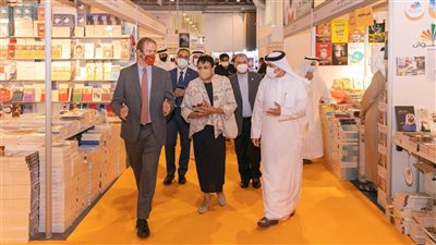 رئيسة مكتبة الكونجرس تتفقد معرض الشارقة للكتاب وتثني على جهود الإمارات