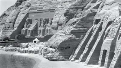 الآثار تنشر صورة حقيقية لمكان معبديْ أبو سمبل القديم بأسوان قبل نقلهما بسبب الفيضان