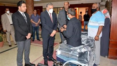 محافظ سوهاج يسلم 5 كراسي متحركة لأشخاص من ذوي الإعاقة.. ويلتقي 150 موطنًا لحل شكواهم