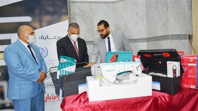 محافظ سوهاج يسلم 14 ماكينة خياطة و26 شنطة عدة سباكة وكهرباء للشباب │ صور