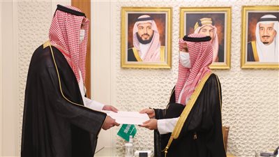 أمير قطر يبعث رسالة إلى العاهل السعودي