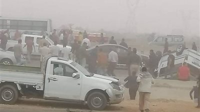 إصابة 4 أشخاص في انقلاب سيارتين أعلى طريق الإسماعيلية الصحراوي | صور