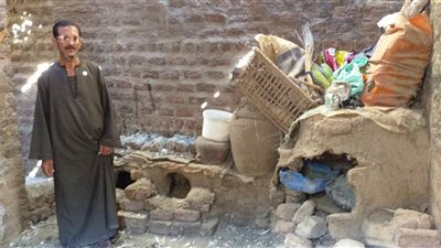  مأساة أسرة مكونة من 5 أفراد بسوهاج تسكن في عشة.. والزوج: شايلين هم الشتا