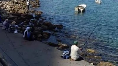 توافد العشرات للصيد والاستجمام بـ شاطئ جليم في الإسكندرية