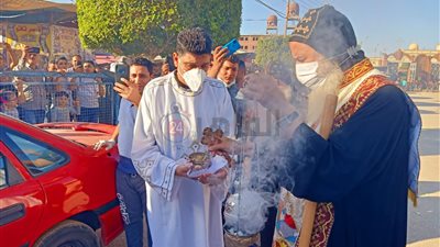 بالدفوف والترانيم.. انطلاق أول طواف للشمامسة بدير الشهيد مارجرجس بالأقصر