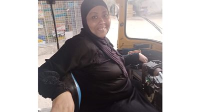 الناس في الأول افتكروني تاجرة مخدرات.. الأسطى فتحية أشهر سواقة توك توك في الجيزة