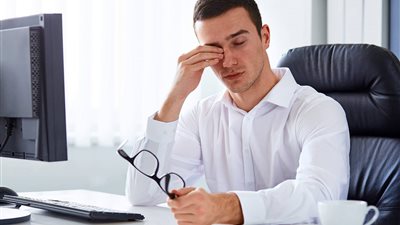 أستاذ جراحة العيون يشرح تأثير الكمبيوتر على صحة العينين