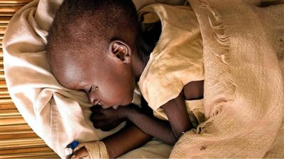 الموت الصغير يلازم قبيلة إفريقية.. وأعراض غريبة تصيب المرضى | ما القصة؟