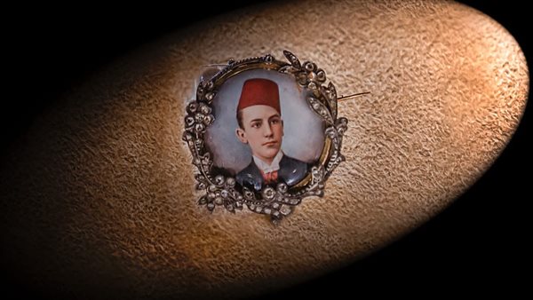 دبوس من الذهب