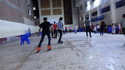 بيطيروا من غير جناجات.. مغامرات في شوارع المنصورة بـ الباتيناج | فيديو وصور