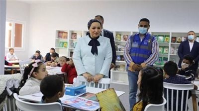 قرينة الرئيس تتوقف لتحية أبناء قرية شما بالمنوفية خلال زيارتها