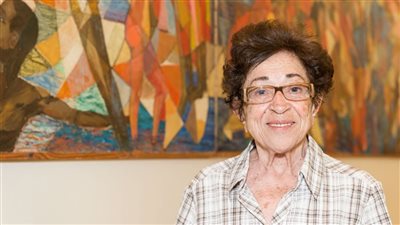 رحيل الفنانة التشكيلية جاذبية سري عن عمر ناهز 96 عامًا