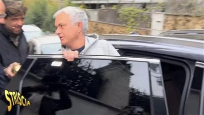 رفض استلام الجائزة وغادر غاضبًا.. مورينيو يحصل على جائزة الخنزير الذهبي