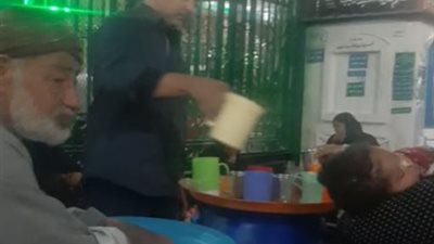 مسن يقدم الماء للمارة ورواد مسجد السيدة زينب: بقالي 15 سنة بشرَّب الناس