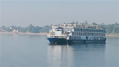 بسبب انخفاض منسوب النيل.. شحوط باخرة على متنها 70 سائحًا بكوم أمبو