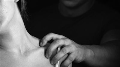 القبض على عامل بالسكة الحديد تحرش بفتاة داخل القطار بأسوان 