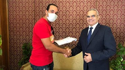 مساعد وزير الخارجية يُسلم مُستحقات مالية لورثة أحد المواطنين المتوفيين في الخارج