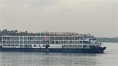 شحوط باخرة سياحية على متنها 70 سائحا أمام مرسى كوم أمبو بأسوان |فيديو 