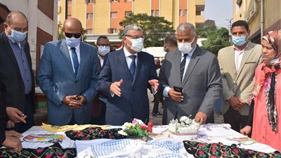 محافظ المنيا يسلم عددا من الحقائب المدرسية المتكاملة لطلاب مدارس التربية الخاصة
