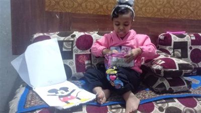 طفلة بدرجة فنانة.. ملك تتحدى نظرات التنمر بالرسم