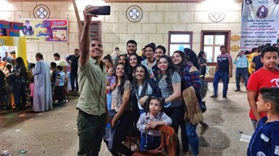 المحتفلون بمولد مارجرجس بالأقصر يوثقون فرحتهم بالصور التذكارية