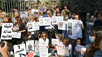 أهالي ضحايا انفجار مرفأ بيروت ينظمون وقفة احتجاجية لدعم القاضي بيطار│ صور