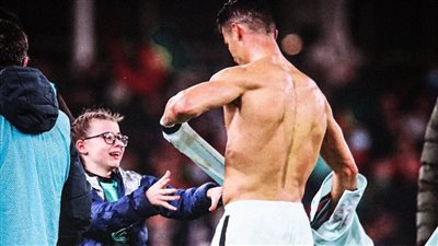 رونالدو يهدي قميصه لطفل أيرلندي عقب نهاية مباراة الفريقين | صور