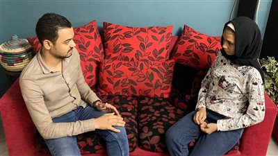 أغراهن بأجرة زهيدة.. علقة لـ سائق توك توك خطف 3 فتيات بالمعادي | فيديو