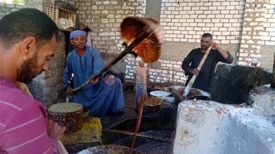صناعة الجلاب.. آيس كريم الغلابة دون مواد حافظة ويعالج الأنيميا| صور وفيديو