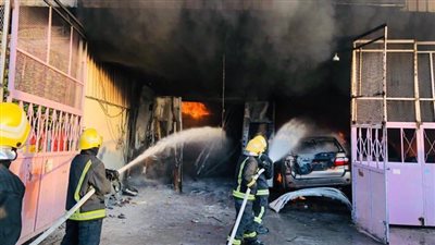 الدفاع المدني السعودي يخمد حريقا في مركز لصيانة السيارات دون إصابات