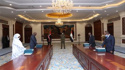 تصحيحًا لمسار الثورة.. أعضاء السيادة الانتقالي السوداني الجدد يؤدون القسم أمام البرهان | صور
