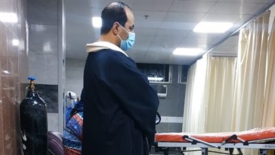 جلباب وكمامة.. مدير الرعاية الصحية ببورسعيد يتنكر لمتابعة خدمات المواطنين في المستشفيات | صور