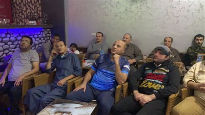 القلق يسيطر على الجماهير بمقاهي الدقهلية بعد نهاية الشوط الأول