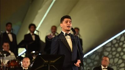 الأعلام والشيلان تزين حفل محمد عساف في الموسيقى العربية |صور