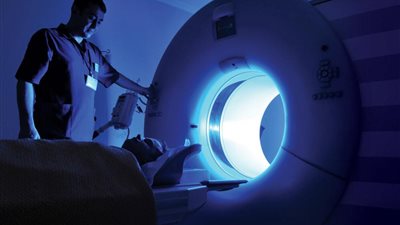 سيدة تناشد المسؤولين بالصحة: الألم مابينيمنيش.. والأطباء بيقولوا مفيش حاجة