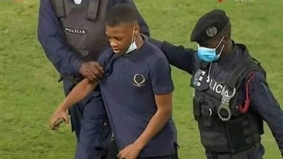3 مرات.. اقتحام جماهير أنجولا لملعب المباراة لالتقاط صور مع صلاح