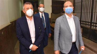 رئيس جامعة عين شمس يتابع تطعيم طلاب كلية التجارة | صور