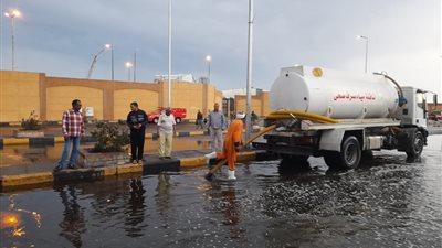 رئيس مدينة سفاجا: الأمطار سببت نحرًا في الطريق الخارجي ونعمل على إزالة آثارها | صور