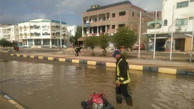 رئيس مرسى علم: فصل الإنارة العامة.. ونعمل على قدم وساق لسحب تراكمات المياه | صور