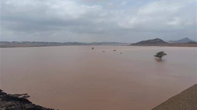 سد وادي حوضين يجمع ملايين الأمتار من الأمطار الغزيرة والسيول | صور