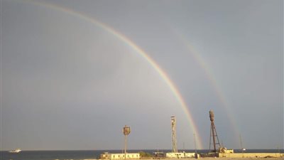 قوس قزح يزين سماء رأس غارب شمال البحر الأحمر بعد سقوط الأمطار | صور