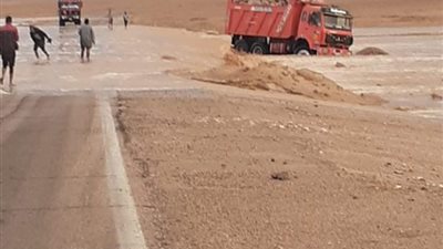 غلق طريقي قنا الأقصر الصحراوي الشرقي وقفط القصير بسبب السيول | صور