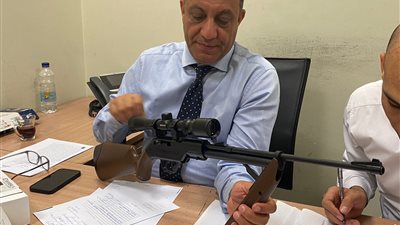 ضبط راكب أجنبي قادم من قطر بحوزته تلسكوب وبندقية ضغط هواء | صور