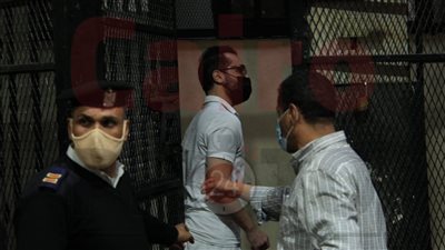 بدعم أصحابه وأسرته.. الفنان شادي خلف يصل إلى المحكمة في محاكمته بتهمة هتك عرض 7 فتيات