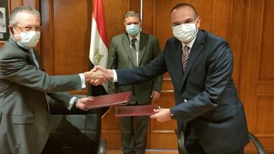 وزير قطاع الأعمال يعلن موعد تصنيع أول ميكروباص كهربائي في مصر