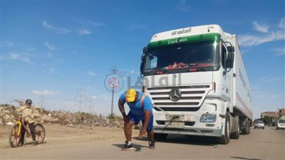 كابونجا ابن الإسماعيلية يستعد لسحب 3 سيارات نقل بوزن 60 طنا